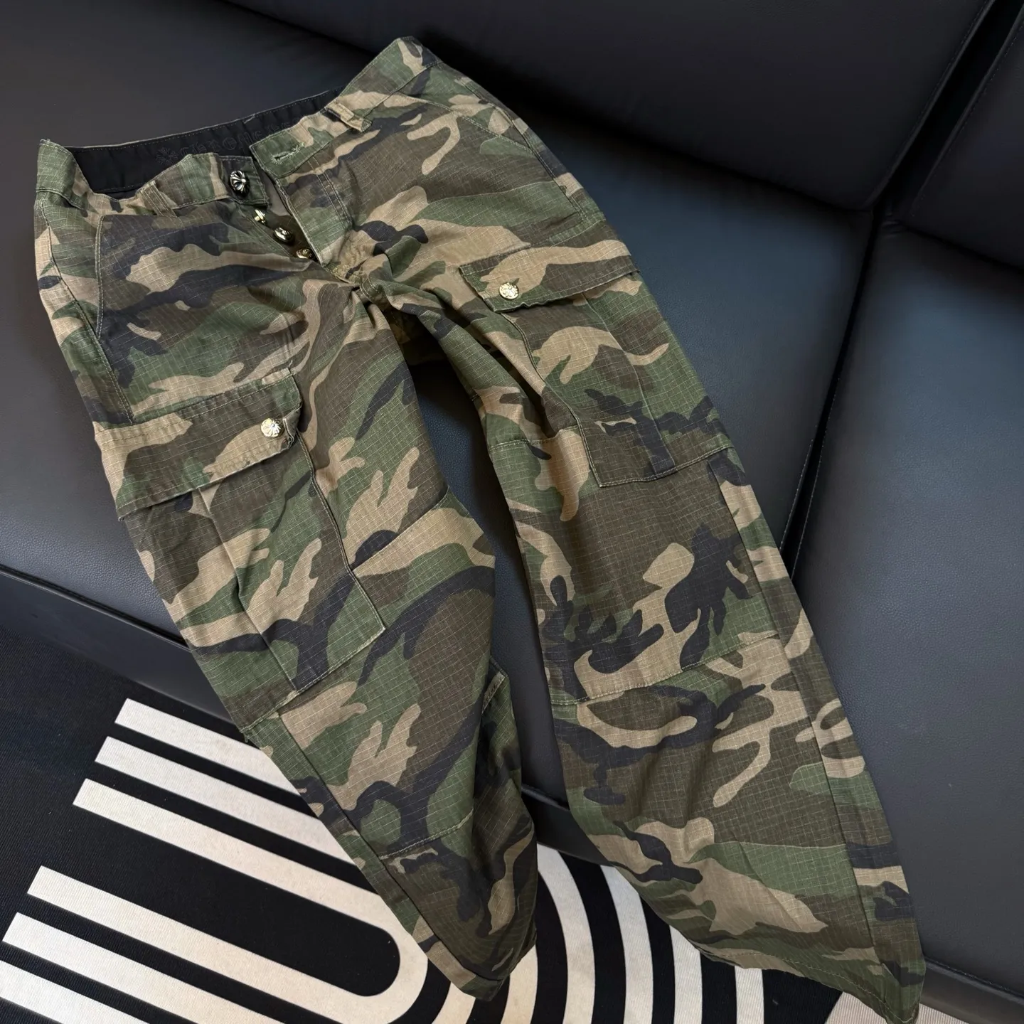 P280 Style number: D312 Chrome Hearts Chrome Hearts camouflage work jeans Color #Camouflage Size #S-Xxl (28 30 32 34 36) 28 Waist 74 Hip 102 Length 101 30 Waist 78 Hip 106 Length 102 32 Waist 82 Hip 110 Length 103 34 Waist 86 Hips 114 Pants length 104 36 Waist 90 Hips 118 Pants length 106 SIZE#28 30 32 34 36 (s m l xl xxl)